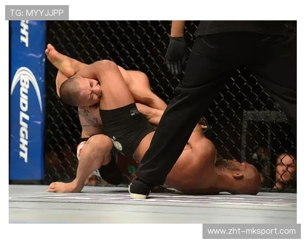 UFC经典瞬间：手臂十字固锁，终结对手的制胜一击